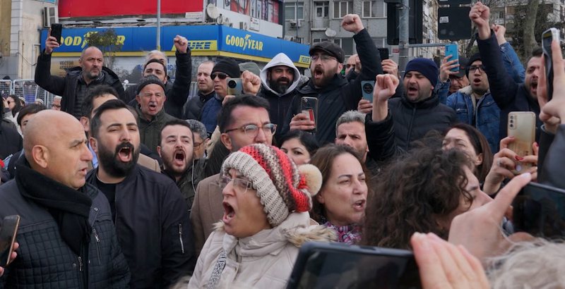 protesta-masive-ne-izmir-qytetaret-kerkojne-doreheqjen-e-kryebashkiakut-pasi-i-u-bashkua-partise-se-erdoganit