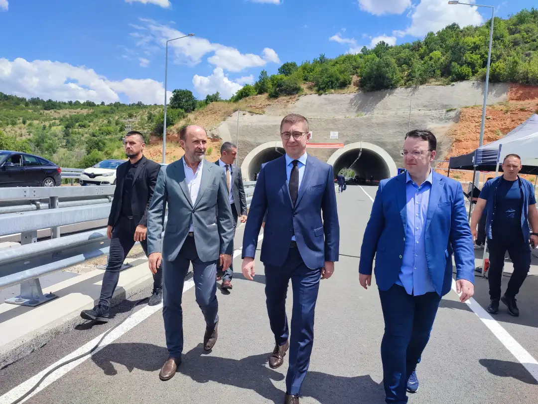 Mickoski dhe Nikolloski në fillimin e ndërtimit të autostradës Bukojçan   Kërçovë