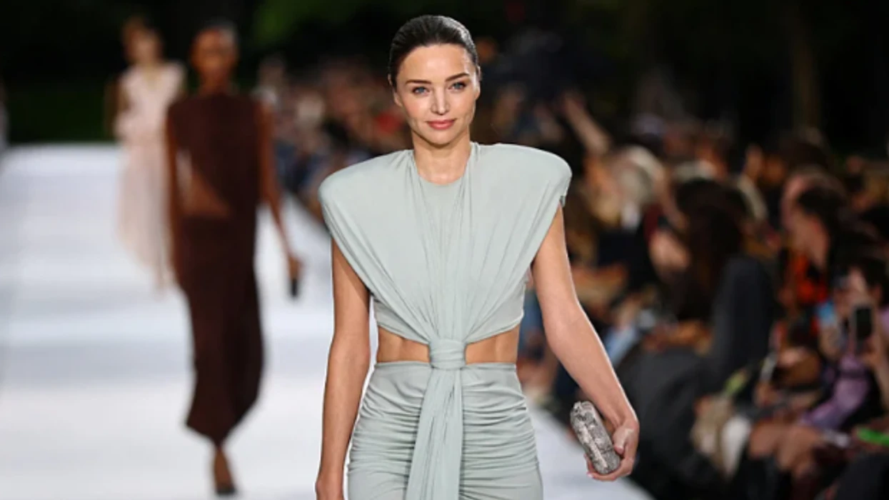 Miranda Kerr rikthehet në pasarelë pas gati 10 vitesh – shkëlqen në sfilatën e modës në Paris