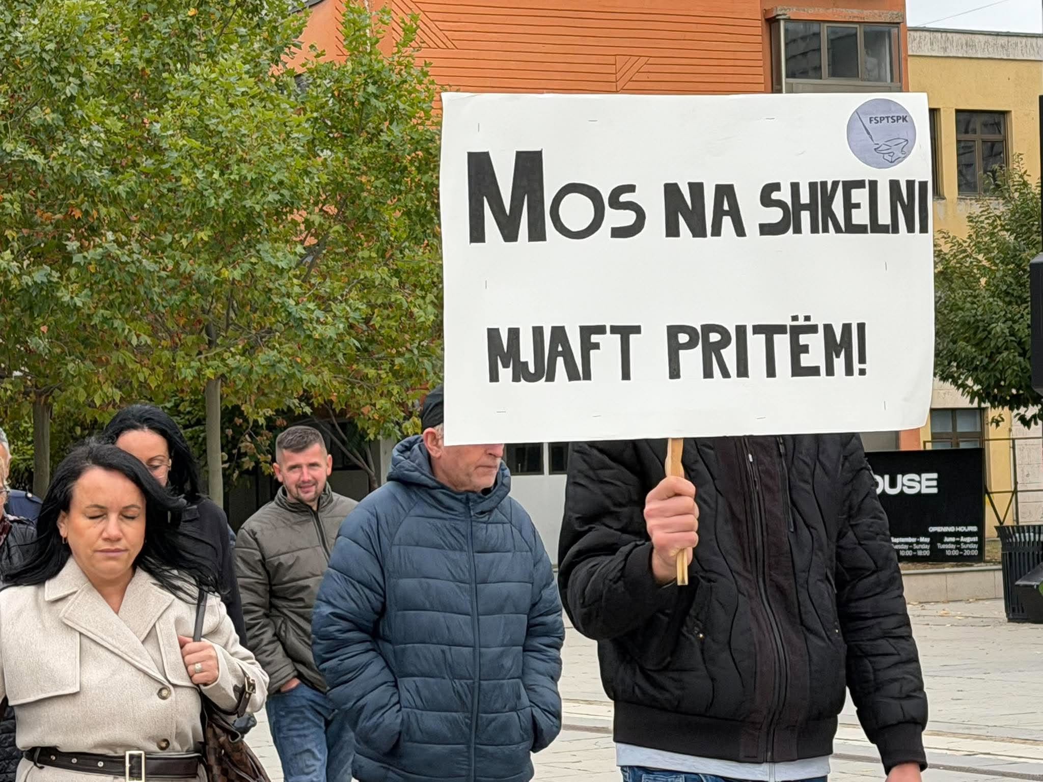mos-na-shkelni-punetoret-teknike-te-sektorit-privat-protestojne-per-paga