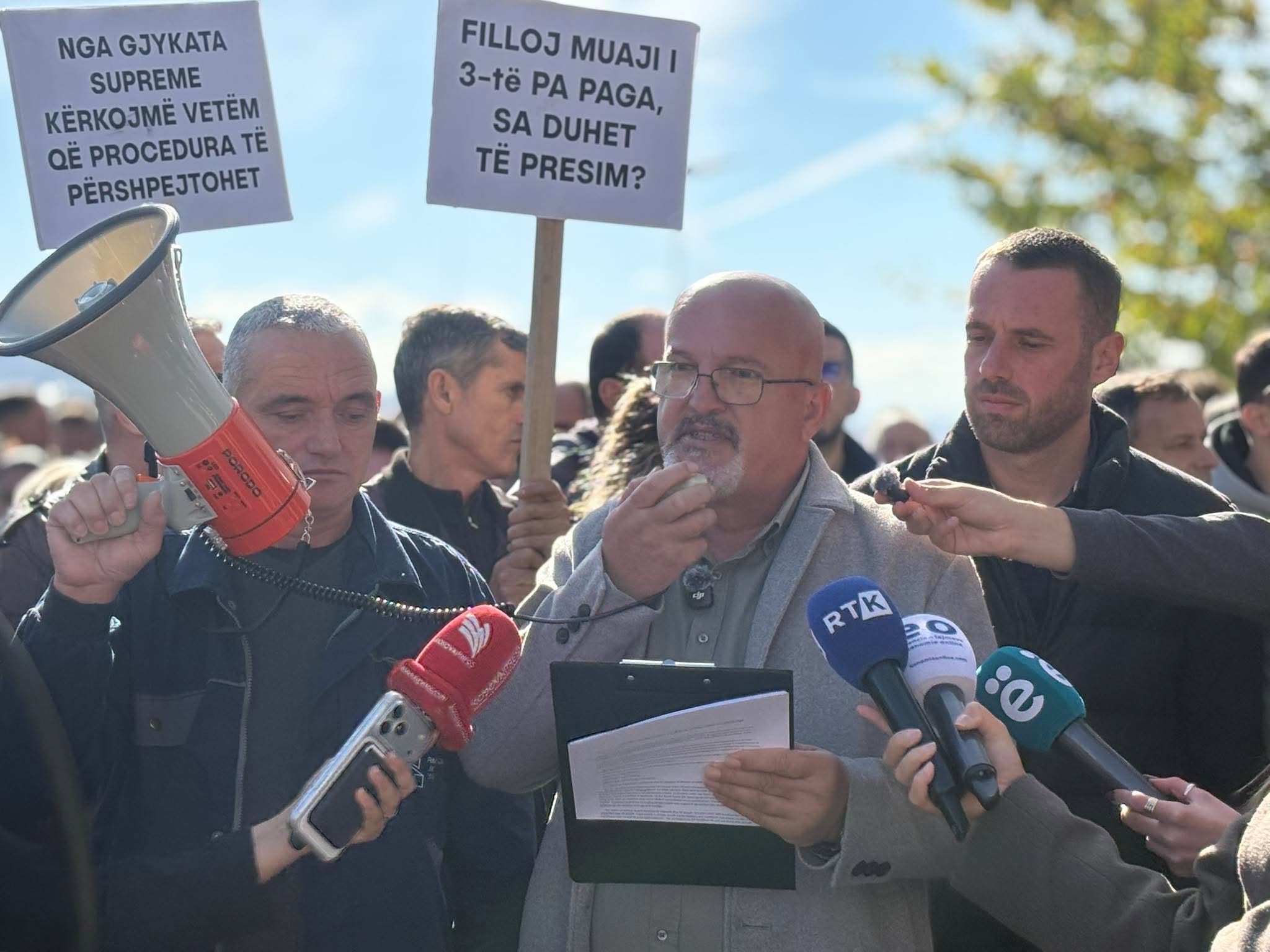 Paga është një e drejtë  duam drejtësi   punëtorët e NPB së protestojnë para Gjykatës Supreme