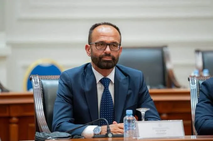 Petar Bogojeskit i “dhemb” propozimi i Shasivarit: Për 10 vjet, i gjithë gjyqësori do të flasë shqip!