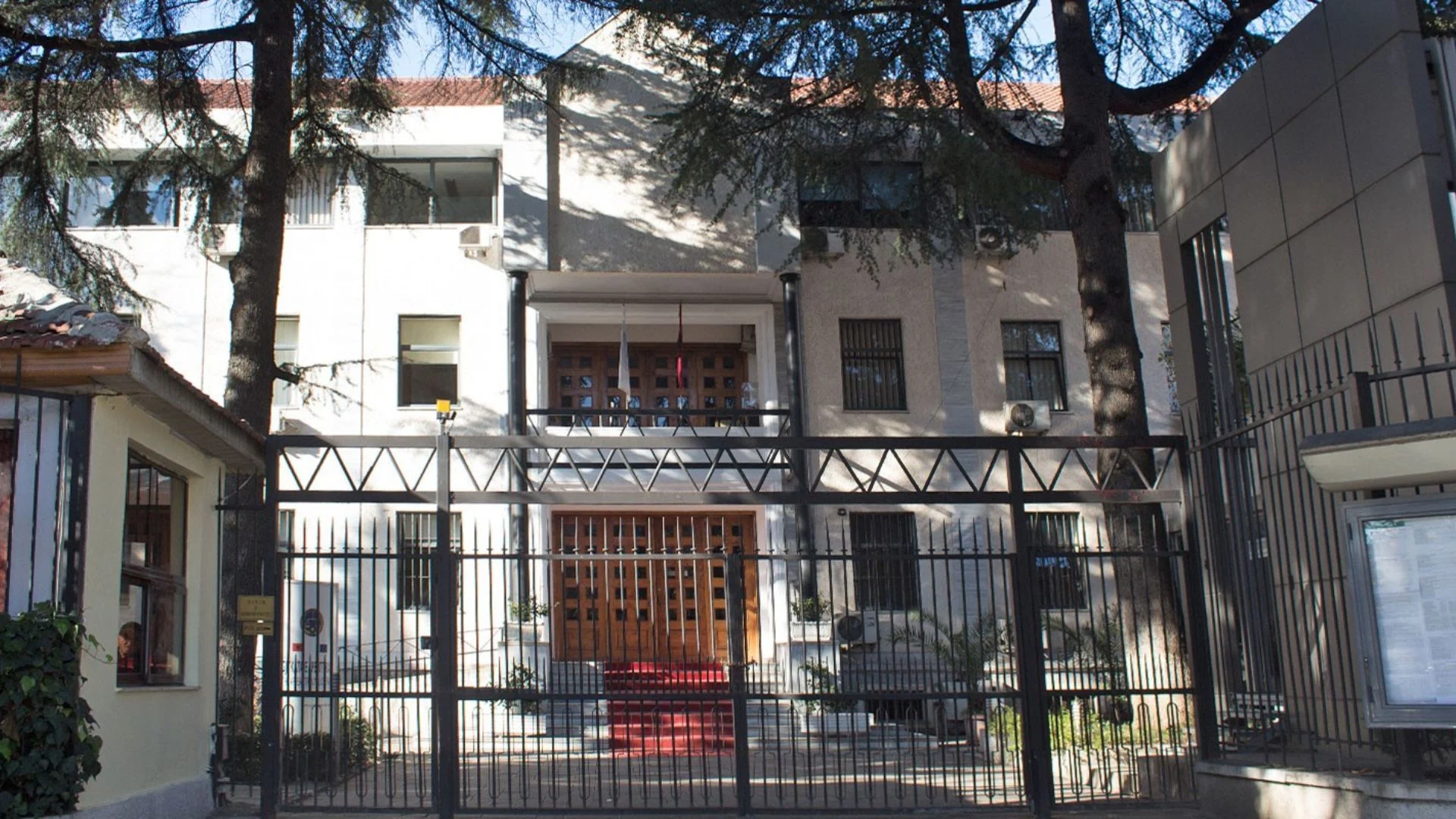 Protesta e përshkallëzuar në Tiranë  Gjykata e Apelit njofton personelin të largohen nga institucioni