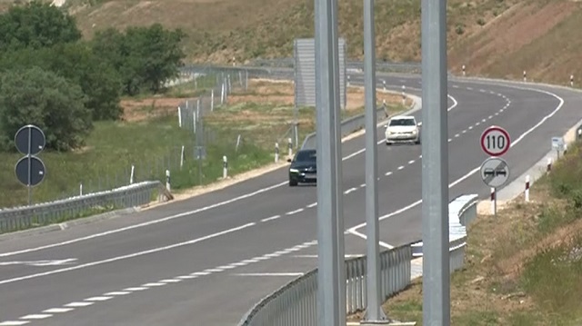 Komunikacioni në rrugë zhvillohet kryesisht në rrugë të thata
